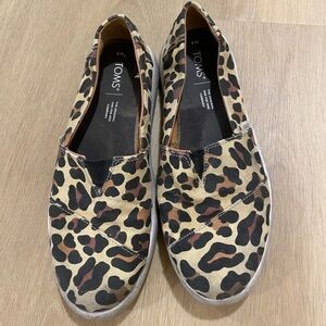 TOMS CHEETAH PRINT SLIP ONS SIZE 8